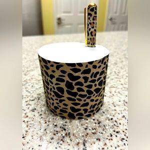 Cheetah round writers block with Pen